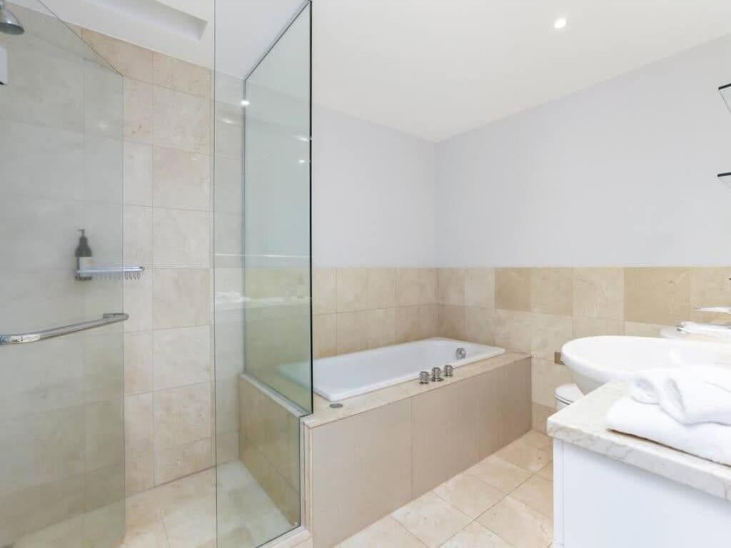 Bright One Bedroom Beauty With Balcony And Unbeatable Views Auckland Extérieur photo
